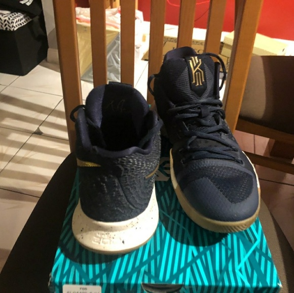 Kyrie 3s - Picture 4 of 5